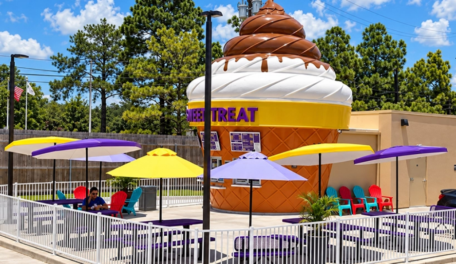 Fiberglass Hard-Top vs. Fabric Patio Umbrellas: Which Is Better for Commercial Use
